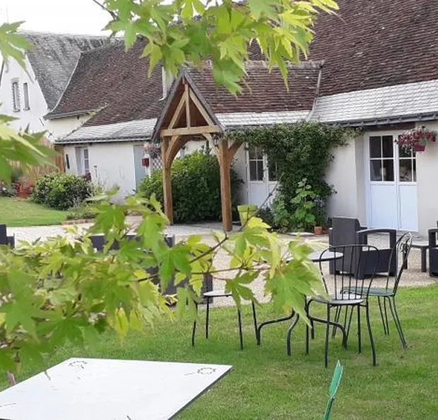 Jardin verdoyant avec terrasse extérieure devant une maison de campagne à Autrèche près de Tours et Amboise en Indre-et-Loire 37