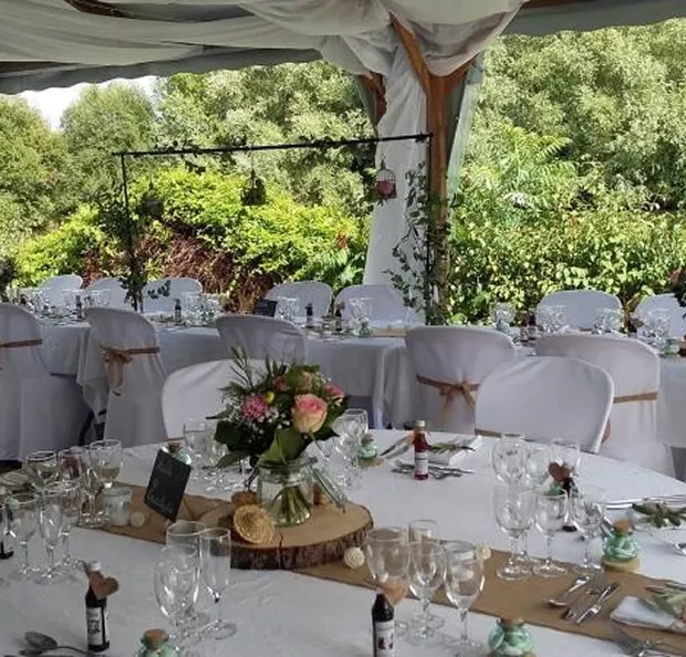 Table de réception extérieure décorée avec des chaises blanches et des bouquets de fleurs à Autrèche près de Tours et Amboise en Indre-et-Loire 37